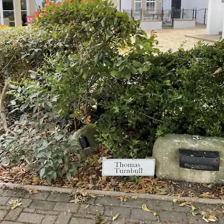 Stunning 2-bed-2bath Apt In With Parking Whitby