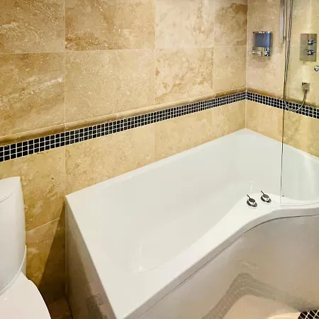 Stunning 2-bed-2bath Apt In With Parking דירה *