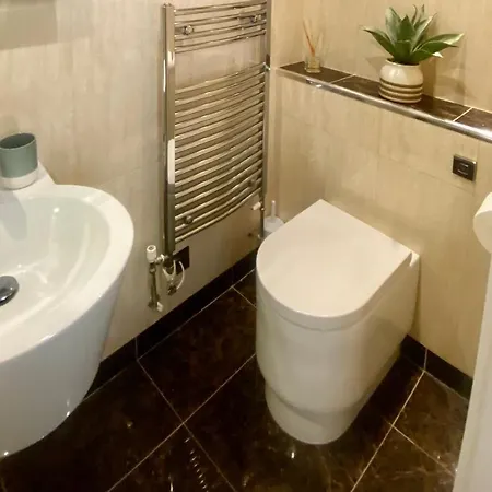 Stunning 2-bed-2bath Apt In With Parking וויטבי