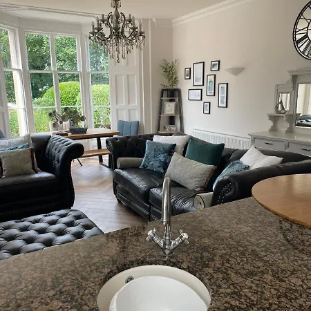 Stunning 2-bed-2bath Apt In With Parking דירה