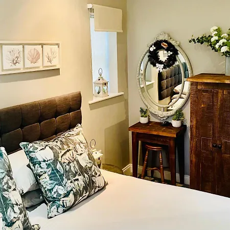 Stunning 2-bed-2bath Apt In With Parking Whitby