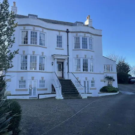 Stunning 2-bed-2bath Apt In With Parking Whitby