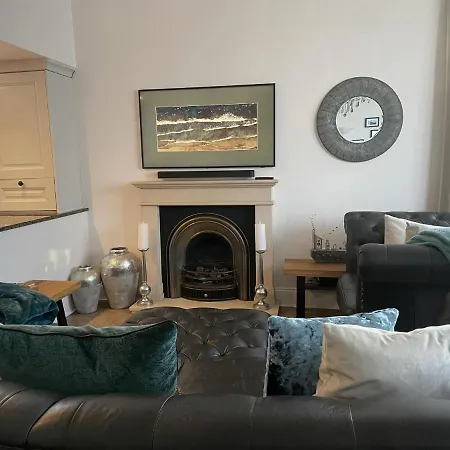 Stunning 2-bed-2bath Apt In With Parking דירה *