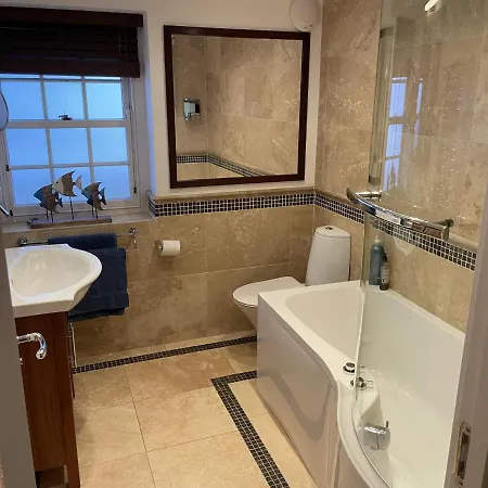 Stunning 2-bed-2bath Apt In With Parking דירה *