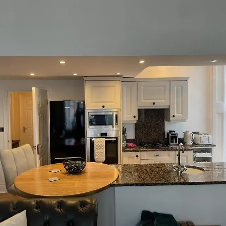 Stunning 2-bed-2bath Apt In With Parking * Whitby