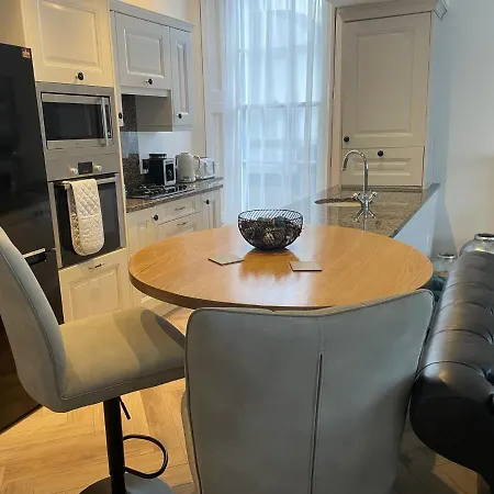 Stunning 2-bed-2bath Apt In With Parking דירה *